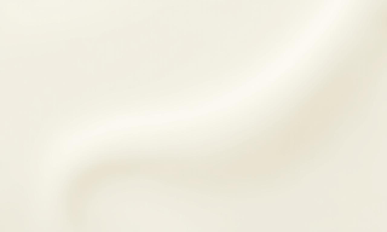 Texture macro di una crema cosmetica bianca e setosa.